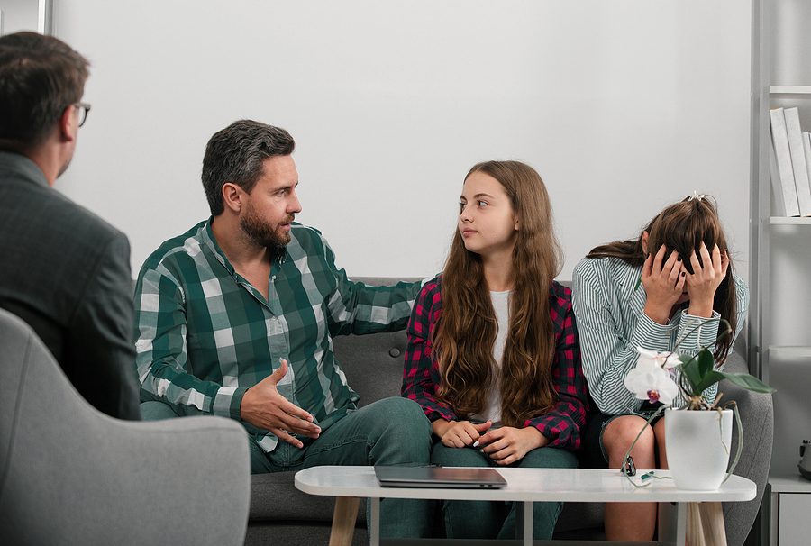 Choosing the Right Addiction Recovery Resources in Baton Rouge, Family at psychology session. Father and mother with daughter at a session.